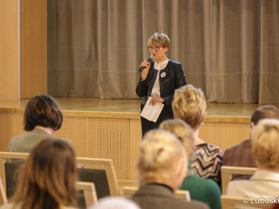 Marszałek Elżbieta Anna Polak przemawia podczas konferencji z okazji Światowego Dnia Walki z Rakiem w Urzędzie Marszałkowskim Województwa Lubuskiego w Zielonej Górze