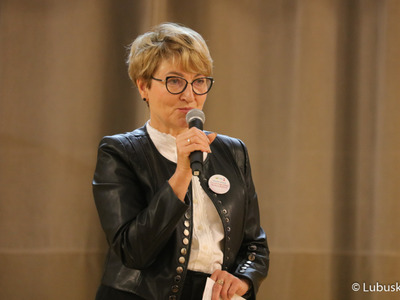 Marszałek Elżbieta Anna Polak przemawia podczas konferencji z okazji Światowego Dnia Walki z Rakiem w Urzędzie Marszałkowskim Województwa Lubuskiego w Zielonej Górze