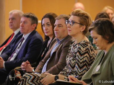 Uczestnicy konferencji z okazji Światowego Dnia Walki z Rakiem w Urzędzie Marszałkowskim Województwa Lubuskiego w Zielonej Górze