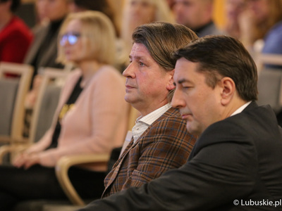 Uczestnicy konferencji z okazji Światowego Dnia Walki z Rakiem w Urzędzie Marszałkowskim Województwa Lubuskiego w Zielonej Górze