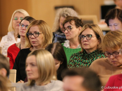 Uczestnicy konferencji z okazji Światowego Dnia Walki z Rakiem w Urzędzie Marszałkowskim Województwa Lubuskiego w Zielonej Górze