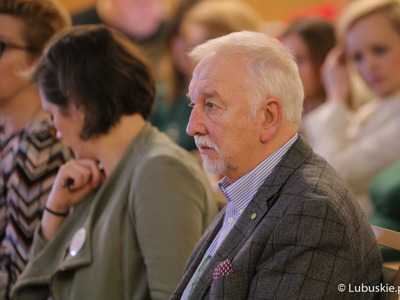 Uczestnicy konferencji z okazji Światowego Dnia Walki z Rakiem w Urzędzie Marszałkowskim Województwa Lubuskiego w Zielonej Górze