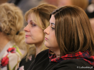 Uczestnicy konferencji z okazji Światowego Dnia Walki z Rakiem w Urzędzie Marszałkowskim Województwa Lubuskiego w Zielonej Górze