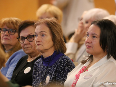 Uczestnicy konferencji z okazji Światowego Dnia Walki z Rakiem w Urzędzie Marszałkowskim Województwa Lubuskiego w Zielonej Górze