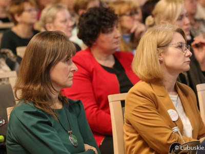 Uczestnicy konferencji z okazji Światowego Dnia Walki z Rakiem w Urzędzie Marszałkowskim Województwa Lubuskiego w Zielonej Górze