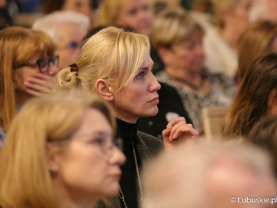 Uczestnicy konferencji z okazji Światowego Dnia Walki z Rakiem w Urzędzie Marszałkowskim Województwa Lubuskiego w Zielonej Górze