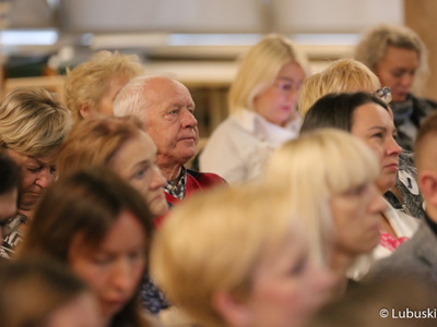 Uczestnicy konferencji z okazji Światowego Dnia Walki z Rakiem w Urzędzie Marszałkowskim Województwa Lubuskiego w Zielonej Górze