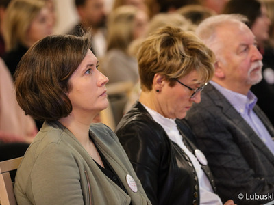 Uczestnicy konferencji z okazji Światowego Dnia Walki z Rakiem w Urzędzie Marszałkowskim Województwa Lubuskiego w Zielonej Górze