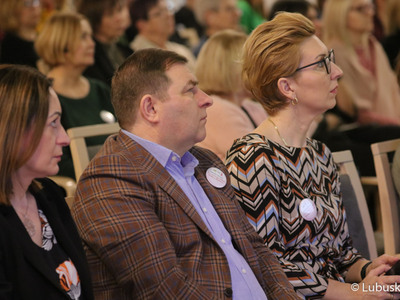 Uczestnicy konferencji z okazji Światowego Dnia Walki z Rakiem w Urzędzie Marszałkowskim Województwa Lubuskiego w Zielonej Górze
