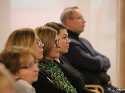 Uczestnicy konferencji z okazji Światowego Dnia Walki z Rakiem w Urzędzie Marszałkowskim Województwa Lubuskiego w Zielonej Górze