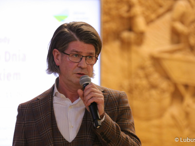 Lek. med. Jacek Bywalec przemawia podczas konferencji z okazji Światowego Dnia Walki z Rakiem w Urzędzie Marszałkowskim Województwa Lubuskiego w Zielonej Górze
