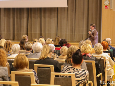Lek. med. Jacek Bywalec przemawia podczas konferencji z okazji Światowego Dnia Walki z Rakiem w Urzędzie Marszałkowskim Województwa Lubuskiego w Zielonej Górze