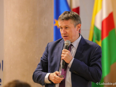 Dr n. med. Marek Szwiec przemawia podczas konferencji z okazji Światowego Dnia Walki z Rakiem w Urzędzie Marszałkowskim Województwa Lubuskiego w Zielonej Górze