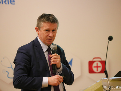 Dr n. med. Marek Szwiec przemawia podczas konferencji z okazji Światowego Dnia Walki z Rakiem w Urzędzie Marszałkowskim Województwa Lubuskiego w Zielonej Górze