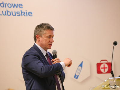 Dr n. med. Marek Szwiec przemawia podczas konferencji z okazji Światowego Dnia Walki z Rakiem w Urzędzie Marszałkowskim Województwa Lubuskiego w Zielonej Górze