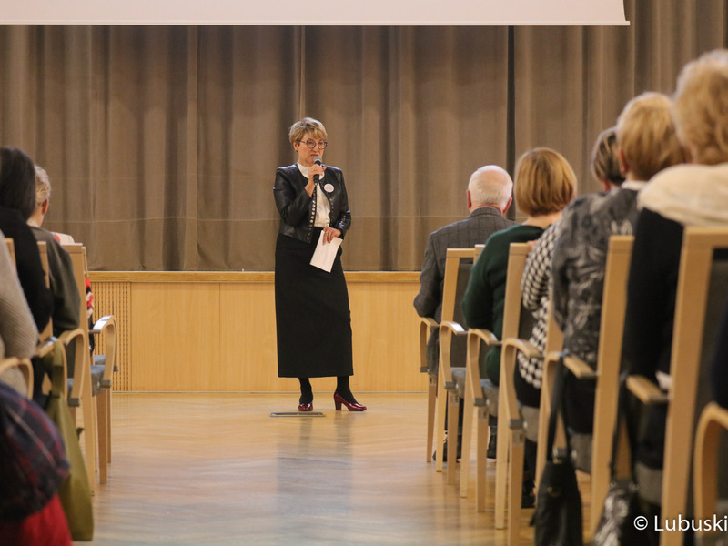 Marszałek Elżbieta Anna Polak przemawia podczas konferencji z okazji Światowego Dnia Walki z Rakiem w Urzędzie Marszałkowskim Województwa Lubuskiego w Zielonej Górze