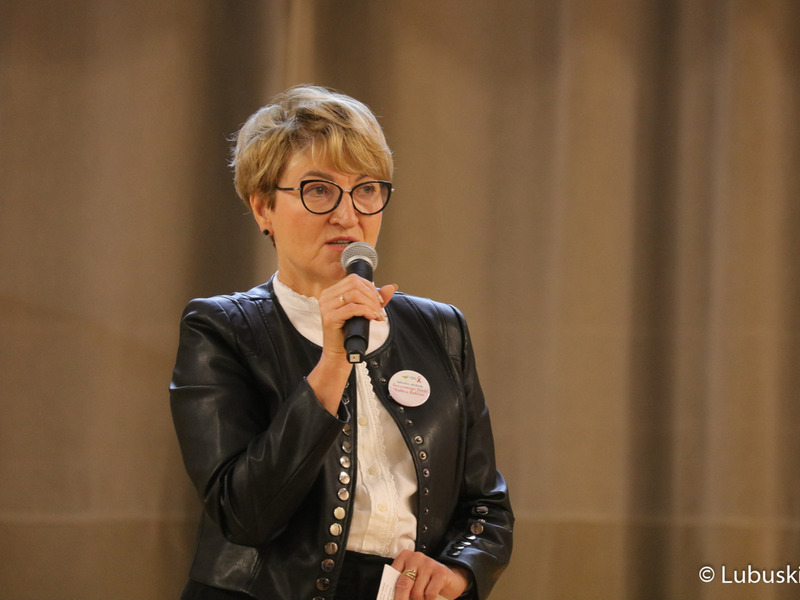 Marszałek Elżbieta Anna Polak przemawia podczas konferencji z okazji Światowego Dnia Walki z Rakiem w Urzędzie Marszałkowskim Województwa Lubuskiego w Zielonej Górze