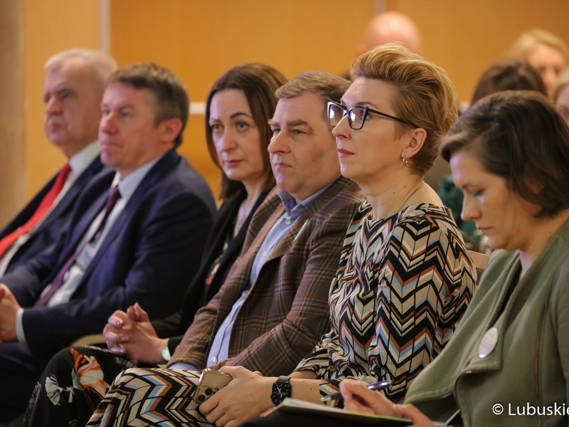 Uczestnicy konferencji z okazji Światowego Dnia Walki z Rakiem w Urzędzie Marszałkowskim Województwa Lubuskiego w Zielonej Górze