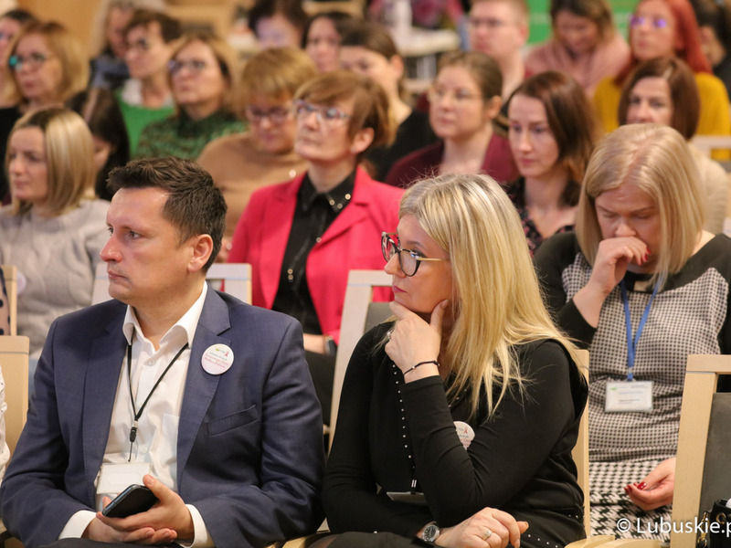 Uczestnicy konferencji z okazji Światowego Dnia Walki z Rakiem w Urzędzie Marszałkowskim Województwa Lubuskiego w Zielonej Górze