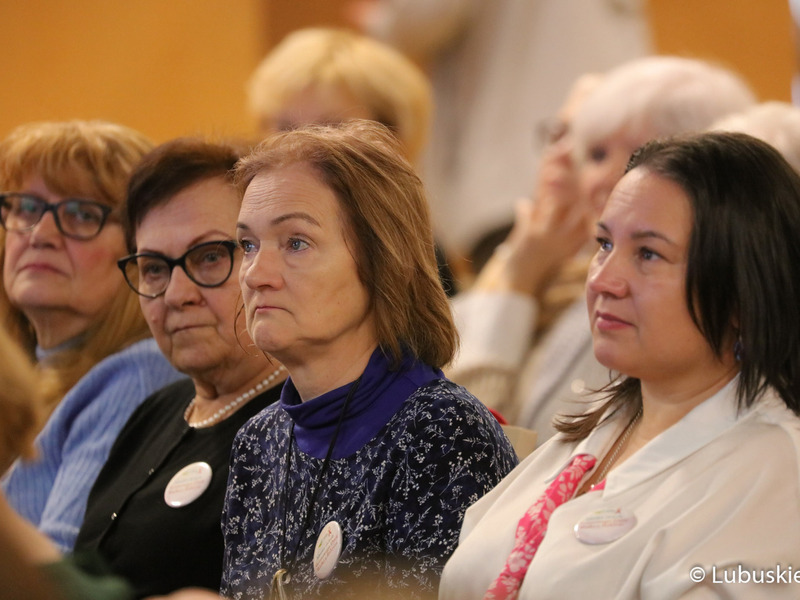 Uczestnicy konferencji z okazji Światowego Dnia Walki z Rakiem w Urzędzie Marszałkowskim Województwa Lubuskiego w Zielonej Górze
