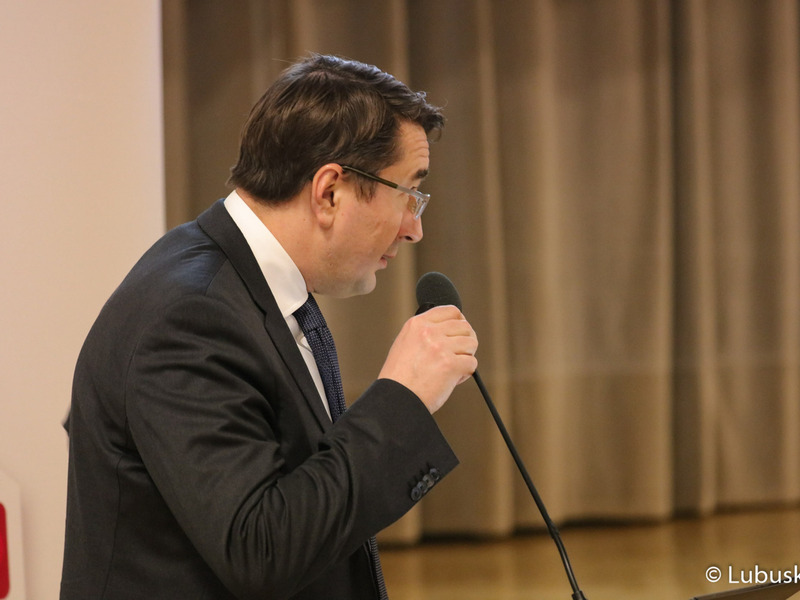 Dr hab. n. med.Dawid Murawa przemawia podczas konferencji z okazji Światowego Dnia Walki z Rakiem w Urzędzie Marszałkowskim Województwa Lubuskiego w Zielonej Górze