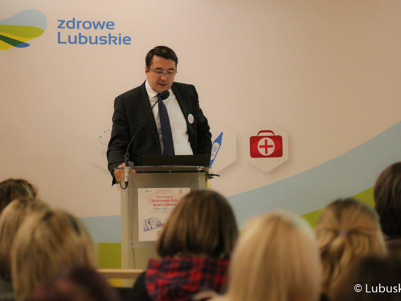 Dr hab. n. med.Dawid Murawa przemawia podczas konferencji z okazji Światowego Dnia Walki z Rakiem w Urzędzie Marszałkowskim Województwa Lubuskiego w Zielonej Górze