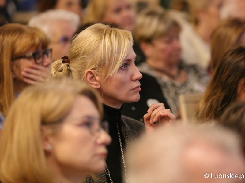 Uczestnicy konferencji z okazji Światowego Dnia Walki z Rakiem w Urzędzie Marszałkowskim Województwa Lubuskiego w Zielonej Górze