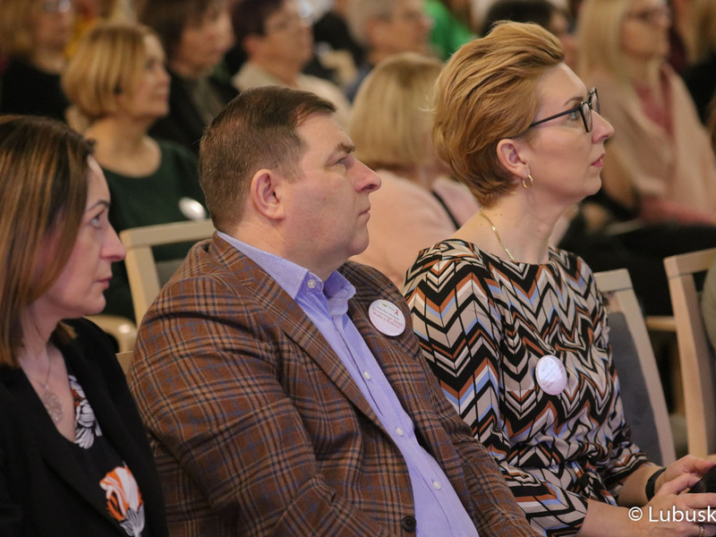 Uczestnicy konferencji z okazji Światowego Dnia Walki z Rakiem w Urzędzie Marszałkowskim Województwa Lubuskiego w Zielonej Górze