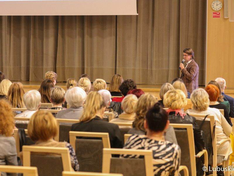 Lek. med. Jacek Bywalec przemawia podczas konferencji z okazji Światowego Dnia Walki z Rakiem w Urzędzie Marszałkowskim Województwa Lubuskiego w Zielonej Górze