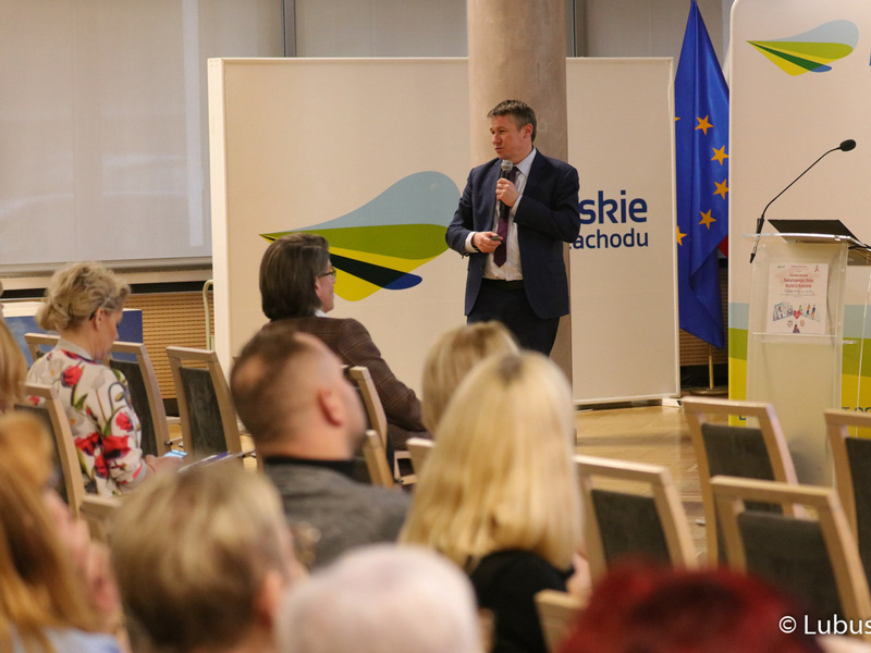 Dr n. med. Marek Szwiec przemawia podczas konferencji z okazji Światowego Dnia Walki z Rakiem w Urzędzie Marszałkowskim Województwa Lubuskiego w Zielonej Górze