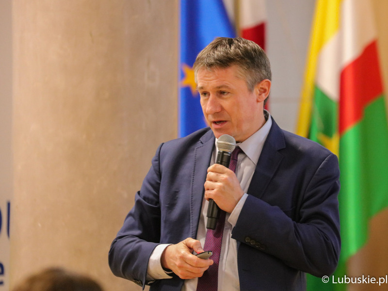 Dr n. med. Marek Szwiec przemawia podczas konferencji z okazji Światowego Dnia Walki z Rakiem w Urzędzie Marszałkowskim Województwa Lubuskiego w Zielonej Górze