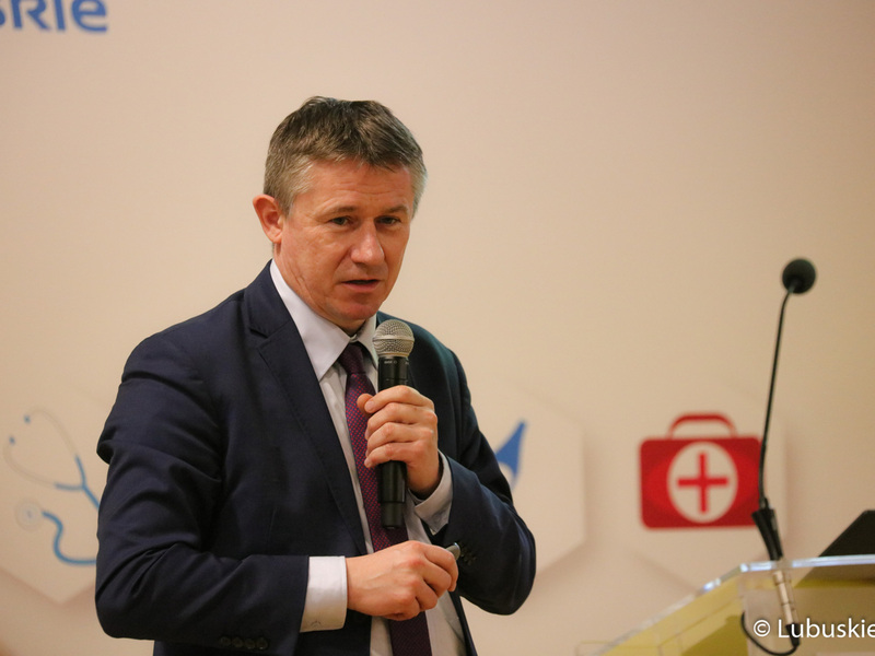 Dr n. med. Marek Szwiec przemawia podczas konferencji z okazji Światowego Dnia Walki z Rakiem w Urzędzie Marszałkowskim Województwa Lubuskiego w Zielonej Górze