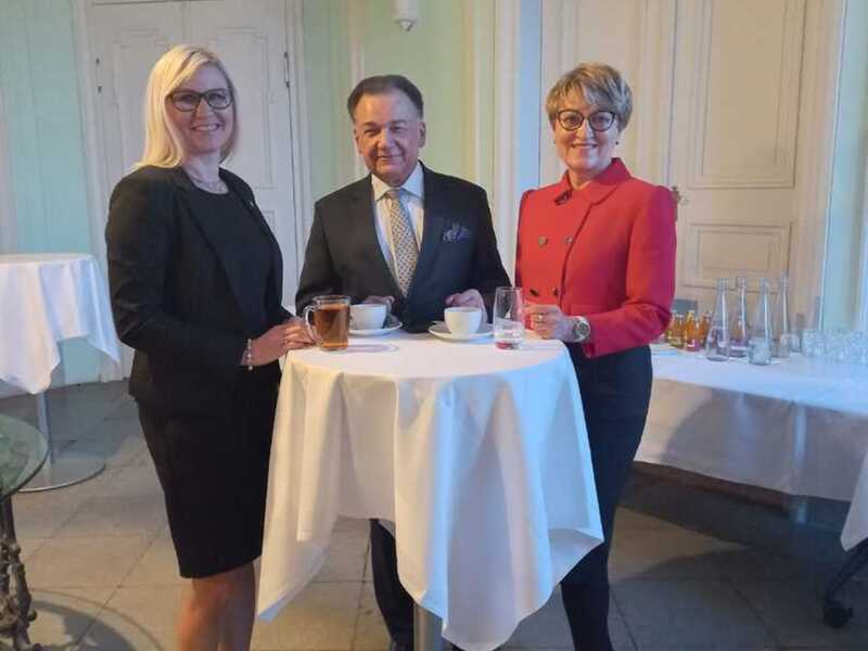 Lubuska marszałek Elżbieta Anna Polak w pałacu Neuhardenberg w Brandenburgii spotkała się m.in. z Anną Bańkowską - członkiem Zarządu Województwa Zachodniopomorskiego i marszałkiem województwa mazowieckiego Adamem Struzikiem