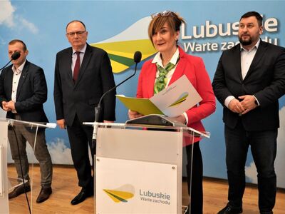 10 lutego 2023 r. w konferencji prasowej w Urzędzie Marszałkowskim Województwa Lubuskiego w Zielonej Górze wzięli udział: Stanisław Tomczyszyn – wicemarszałek województwa lubuskiego, Jolanta Starzewska - przewodnicząca Rady Kół Gospodyń Wiejskich, Arkadiusz Dąbrowski - dyrektor Departamentu Programów Rozwoju Obszarów Wiejskich UMWL, Bogusław Zaraza - kierownik Wydziału Spraw Społecznych w Departamencie Spraw Społecznych UMWL. 