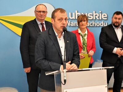 10 lutego 2023 r. w konferencji prasowej w Urzędzie Marszałkowskim Województwa Lubuskiego w Zielonej Górze wzięli udział: Stanisław Tomczyszyn – wicemarszałek województwa lubuskiego, Jolanta Starzewska - przewodnicząca Rady Kół Gospodyń Wiejskich, Arkadiusz Dąbrowski - dyrektor Departamentu Programów Rozwoju Obszarów Wiejskich UMWL, Bogusław Zaraza - kierownik Wydziału Spraw Społecznych w Departamencie Spraw Społecznych UMWL. 