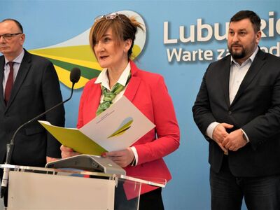 10 lutego 2023 r. w konferencji prasowej w Urzędzie Marszałkowskim Województwa Lubuskiego w Zielonej Górze wzięli udział: Stanisław Tomczyszyn – wicemarszałek województwa lubuskiego, Jolanta Starzewska - przewodnicząca Rady Kół Gospodyń Wiejskich, Arkadiusz Dąbrowski - dyrektor Departamentu Programów Rozwoju Obszarów Wiejskich UMWL, Bogusław Zaraza - kierownik Wydziału Spraw Społecznych w Departamencie Spraw Społecznych UMWL. 