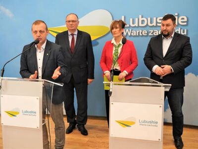 10 lutego 2023 r. w konferencji prasowej w Urzędzie Marszałkowskim Województwa Lubuskiego w Zielonej Górze wzięli udział: Stanisław Tomczyszyn – wicemarszałek województwa lubuskiego, Jolanta Starzewska - przewodnicząca Rady Kół Gospodyń Wiejskich, Arkadiusz Dąbrowski - dyrektor Departamentu Programów Rozwoju Obszarów Wiejskich UMWL, Bogusław Zaraza - kierownik Wydziału Spraw Społecznych w Departamencie Spraw Społecznych UMWL. 