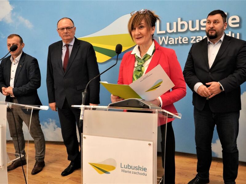 10 lutego 2023 r. w konferencji prasowej w Urzędzie Marszałkowskim Województwa Lubuskiego w Zielonej Górze wzięli udział: Stanisław Tomczyszyn – wicemarszałek województwa lubuskiego, Jolanta Starzewska - przewodnicząca Rady Kół Gospodyń Wiejskich, Arkadiusz Dąbrowski - dyrektor Departamentu Programów Rozwoju Obszarów Wiejskich UMWL, Bogusław Zaraza - kierownik Wydziału Spraw Społecznych w Departamencie Spraw Społecznych UMWL.
