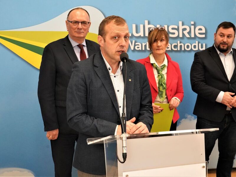 10 lutego 2023 r. w konferencji prasowej w Urzędzie Marszałkowskim Województwa Lubuskiego w Zielonej Górze wzięli udział: Stanisław Tomczyszyn – wicemarszałek województwa lubuskiego, Jolanta Starzewska - przewodnicząca Rady Kół Gospodyń Wiejskich, Arkadiusz Dąbrowski - dyrektor Departamentu Programów Rozwoju Obszarów Wiejskich UMWL, Bogusław Zaraza - kierownik Wydziału Spraw Społecznych w Departamencie Spraw Społecznych UMWL.