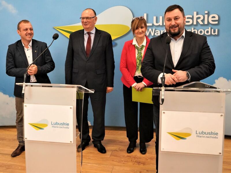 10 lutego 2023 r. w konferencji prasowej w Urzędzie Marszałkowskim Województwa Lubuskiego w Zielonej Górze wzięli udział: Stanisław Tomczyszyn – wicemarszałek województwa lubuskiego, Jolanta Starzewska - przewodnicząca Rady Kół Gospodyń Wiejskich, Arkadiusz Dąbrowski - dyrektor Departamentu Programów Rozwoju Obszarów Wiejskich UMWL, Bogusław Zaraza - kierownik Wydziału Spraw Społecznych w Departamencie Spraw Społecznych UMWL.