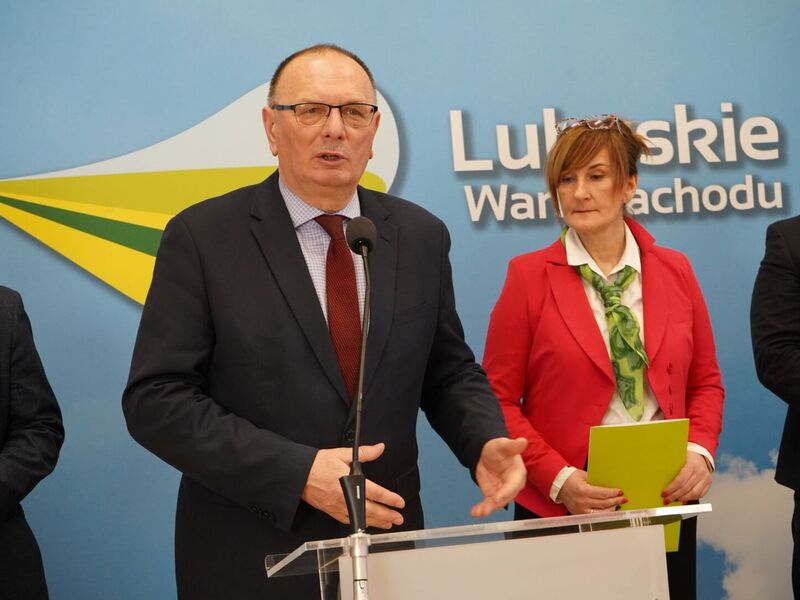10 lutego 2023 r. w konferencji prasowej w Urzędzie Marszałkowskim Województwa Lubuskiego w Zielonej Górze wzięli udział: Stanisław Tomczyszyn – wicemarszałek województwa lubuskiego, Jolanta Starzewska - przewodnicząca Rady Kół Gospodyń Wiejskich, Arkadiusz Dąbrowski - dyrektor Departamentu Programów Rozwoju Obszarów Wiejskich UMWL, Bogusław Zaraza - kierownik Wydziału Spraw Społecznych w Departamencie Spraw Społecznych UMWL.
