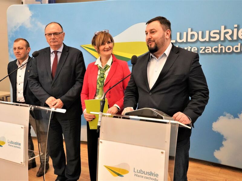 10 lutego 2023 r. w konferencji prasowej w Urzędzie Marszałkowskim Województwa Lubuskiego w Zielonej Górze wzięli udział: Stanisław Tomczyszyn – wicemarszałek województwa lubuskiego, Jolanta Starzewska - przewodnicząca Rady Kół Gospodyń Wiejskich, Arkadiusz Dąbrowski - dyrektor Departamentu Programów Rozwoju Obszarów Wiejskich UMWL, Bogusław Zaraza - kierownik Wydziału Spraw Społecznych w Departamencie Spraw Społecznych UMWL.