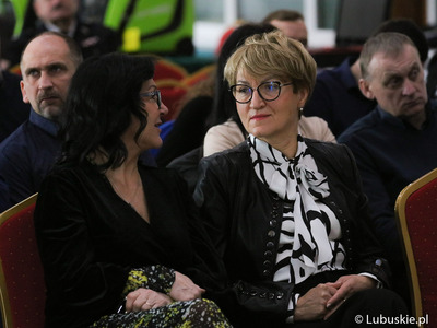 Marszałek Województwa Lubuskiego Elżbieta Anna Polak (z prawej) oraz  Elżbieta Polak na Konferencji Oddziału Wojewódzkiego Związku OSP RP Województwa Lubuskiego