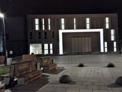 Lubuski Teatr w Zielonej Górze powiększył się o budynek Sceny Lalkowej. W lutym 2023 roku ostateczny wygląd ma już fasada obiektu, która robi wrażenie również po zmierzchu. 