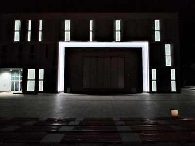 Lubuski Teatr w Zielonej Górze powiększył się o budynek Sceny Lalkowej. W lutym 2023 roku ostateczny wygląd ma już fasada obiektu, która robi wrażenie również po zmierzchu. 