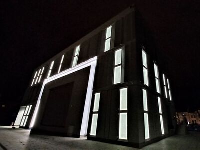 Lubuski Teatr w Zielonej Górze powiększył się o budynek Sceny Lalkowej. W lutym 2023 roku ostateczny wygląd ma już fasada obiektu, która robi wrażenie również po zmierzchu. 