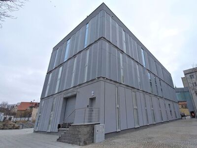 Lubuski Teatr w Zielonej Górze powiększył się o budynek Sceny Lalkowej. W lutym 2023 roku ostateczny wygląd ma już fasada obiektu, która robi wrażenie również po zmierzchu. 