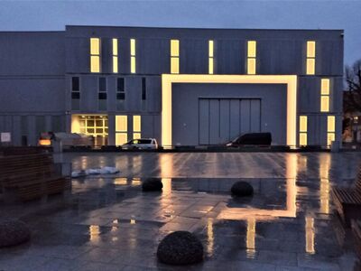 Lubuski Teatr w Zielonej Górze powiększył się o budynek Sceny Lalkowej. W lutym 2023 roku ostateczny wygląd ma już fasada obiektu, która robi wrażenie również po zmierzchu. 