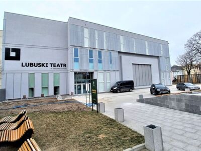 Lubuski Teatr w Zielonej Górze powiększył się o budynek Sceny Lalkowej. W lutym 2023 roku ostateczny wygląd ma już fasada obiektu, która robi wrażenie również po zmierzchu. 