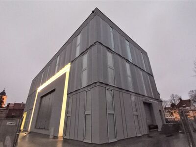 Lubuski Teatr w Zielonej Górze powiększył się o budynek Sceny Lalkowej. W lutym 2023 roku ostateczny wygląd ma już fasada obiektu, która robi wrażenie również po zmierzchu. 